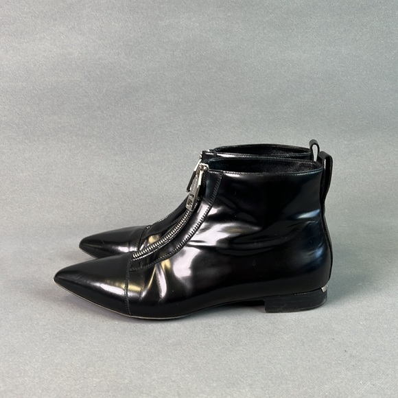 Burberry bootie. Front zipper. Black leather. Leather lining. Size 38.5. - Picture 3 of 14